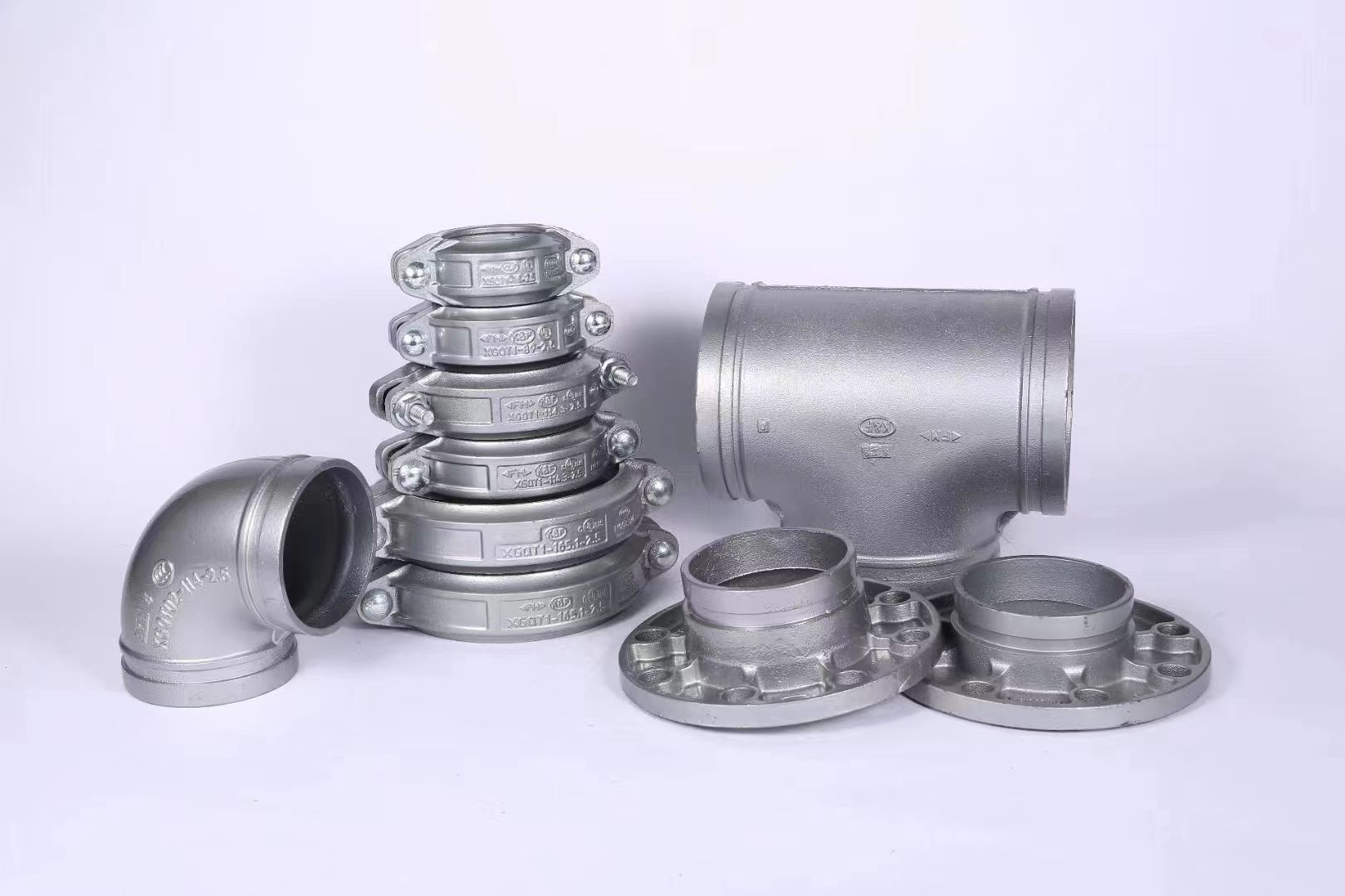 Plastic coated grooved pipe fitting